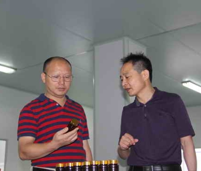 何煥清教授蒞臨仙客來公司考察靈芝精深加工技術