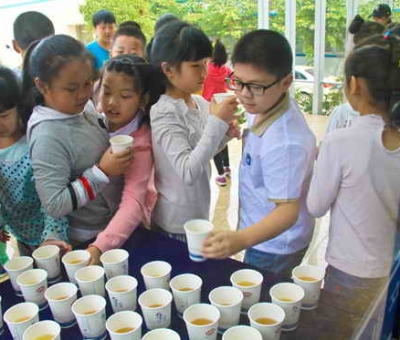 九江小學(xué)學(xué)生在仙客來(lái)公司接受科普教育感受高科技魅力