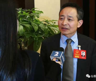 兩會上提了什么？這位人大代表再成各路媒體追逐焦點！